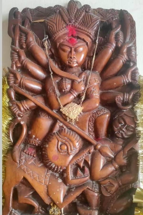 রামকিঙ্কর বেজের হাতে তৈরি দুর্গাপ্রতিমার পুজো হত বাড়িতে। তার আগে মা গোটা বাড়ি পরিষ্কার পরিচ্ছন্ন করে সাজিয়ে তুলতেন।