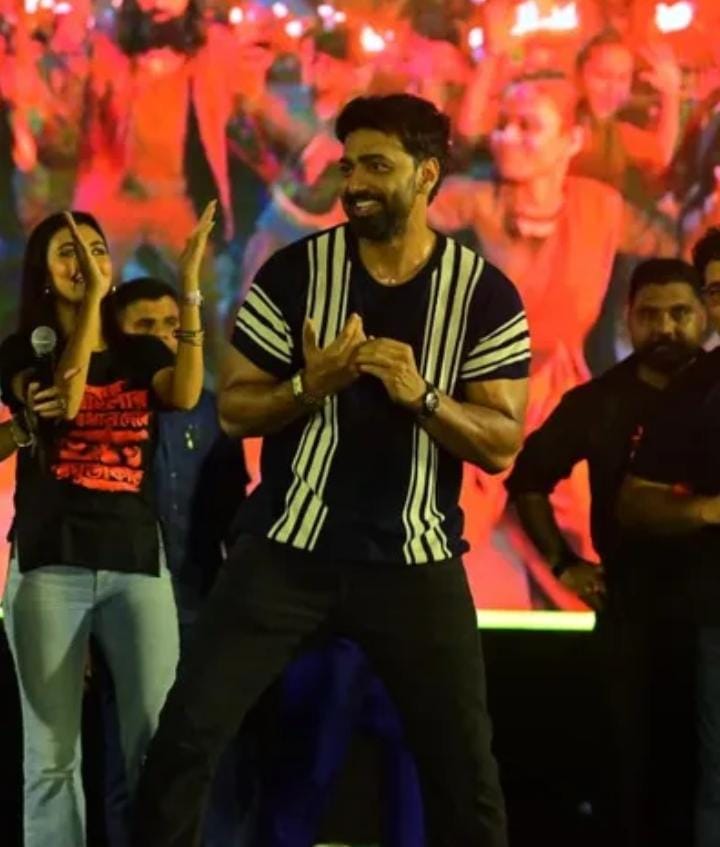 এই লুকটা দিনের বেলার ঘোরাঘুরির জন্য বেশ আরামদায়ক এবং স্টাইলিশ। নীল-সাদা স্ট্রাইপড টি-শার্ট আর নীল জিন্স। সপ্তমীর দুপুরে ঠাকুর দেখতে বেরোলে এই সাজ স্বাচ্ছন্দ্য এনে দেবে। বন্ধুদের সঙ্গে জমাটি আড্ডার জন্যও দারুণ। 