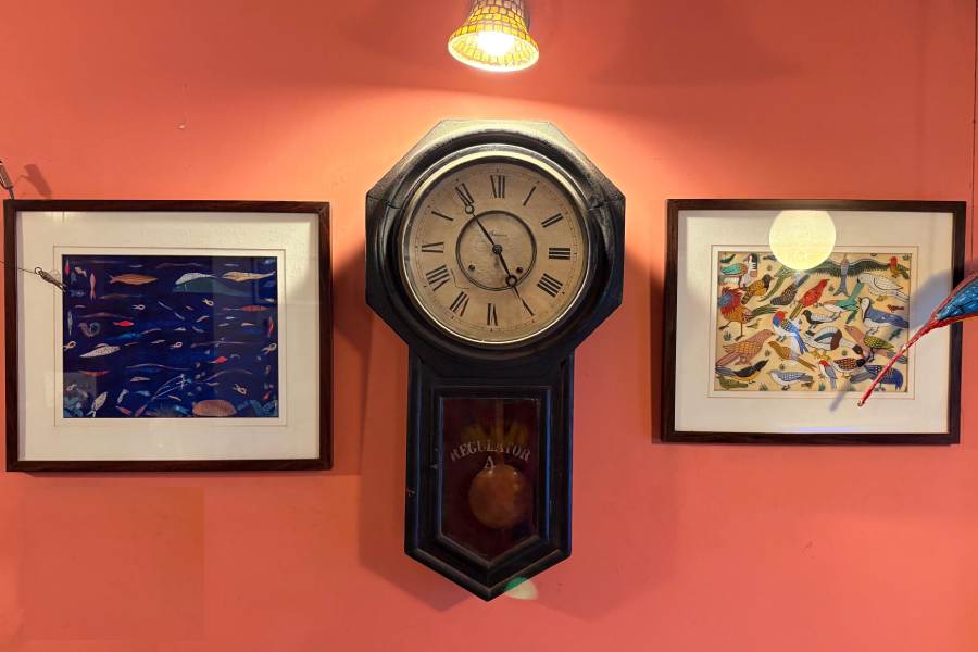 পুরনো জিনিস দিয়ে সাজানো চৈতির বাড়ি। তার মধ্যে একটি বহু পুরনো গ্র্যান্ডফাদার ক্লক।