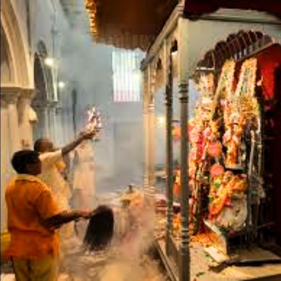 প্রথা মেনে এখানকার প্রতিমা একচালা। দেবী লক্ষ্মী ও সরস্বতী পূজিত হন জয়া-বিজয়া রূপে।