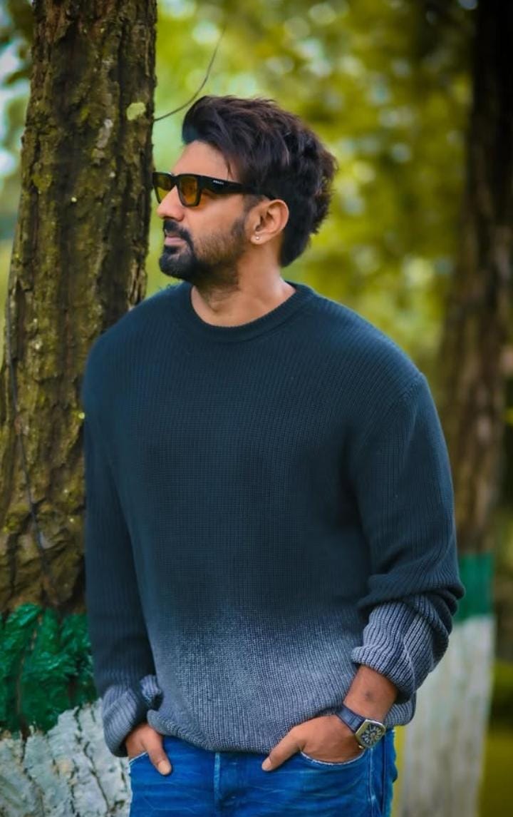 এই শারদীয়ায় কিন্তু আপনার সাজের অনুপ্রেরণা হতেই পারেন দেব। অভিনেতা-প্রযোজককে ‘রঘু ডাকাত’-এর প্রচারে দেখা গিয়েছে নানা ধরনের লুকে। সেই সব লুক থেকে বেছে নিতে পারেন আপনার পছন্দের সাজ। এই সাজগুলোই মণ্ডপের ভিড়ে আপনাকে করে তুলবে মধ্যমণি।