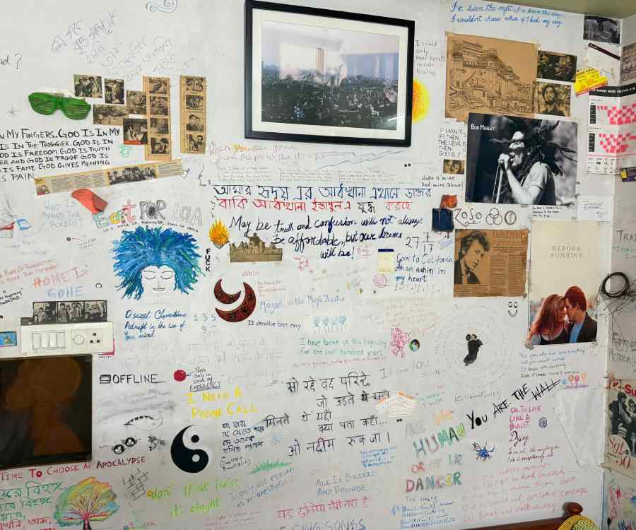 ছেলের ঘরের দেওয়াল ভর্তি আঁকিবুকি। সেই ঘরই চৈতির শান্তির আশ্রয়।