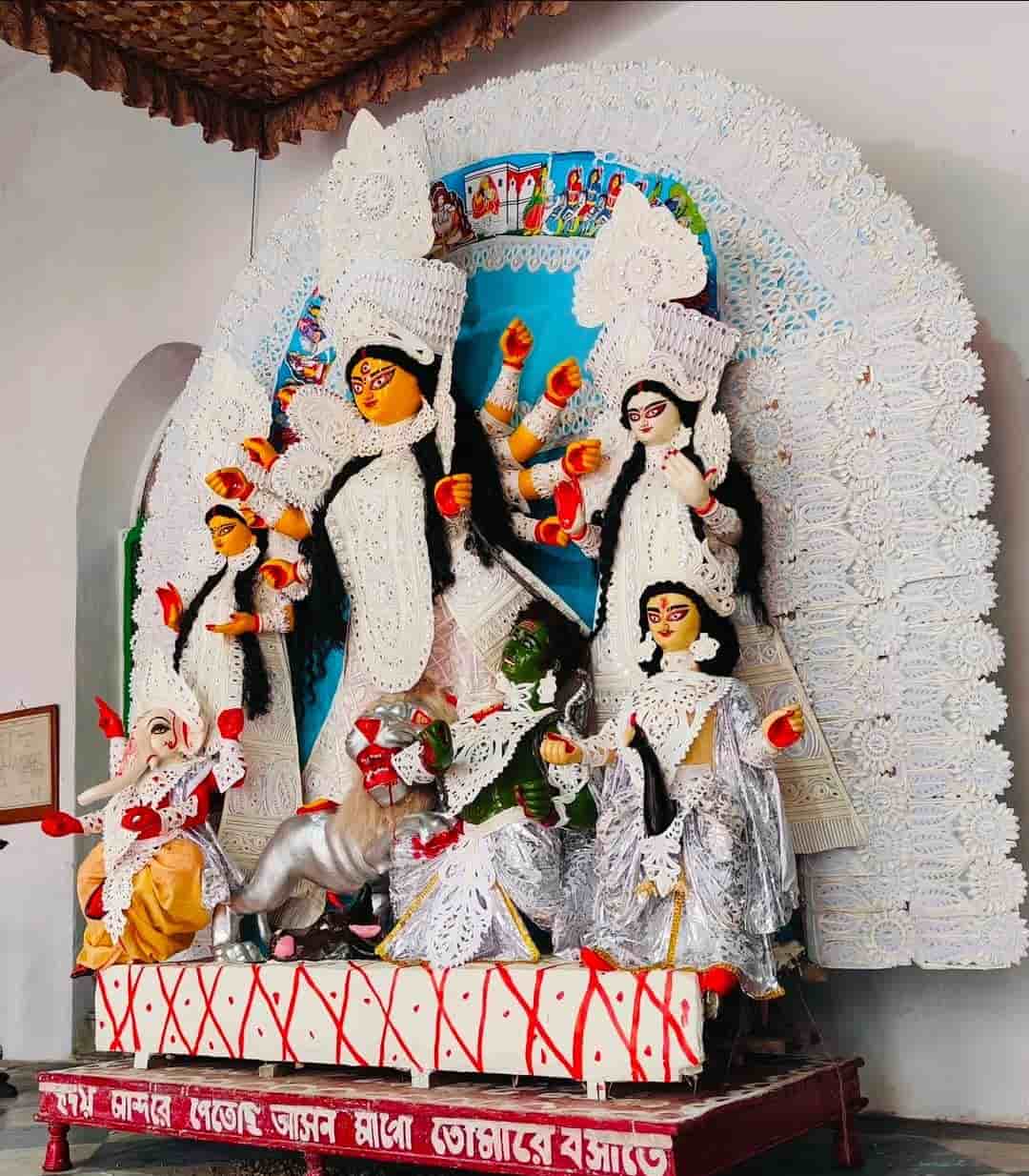 এই বাড়ির প্রতিমার সমস্ত গয়না সোনার এবং অস্ত্র রুপোর থাকে। 