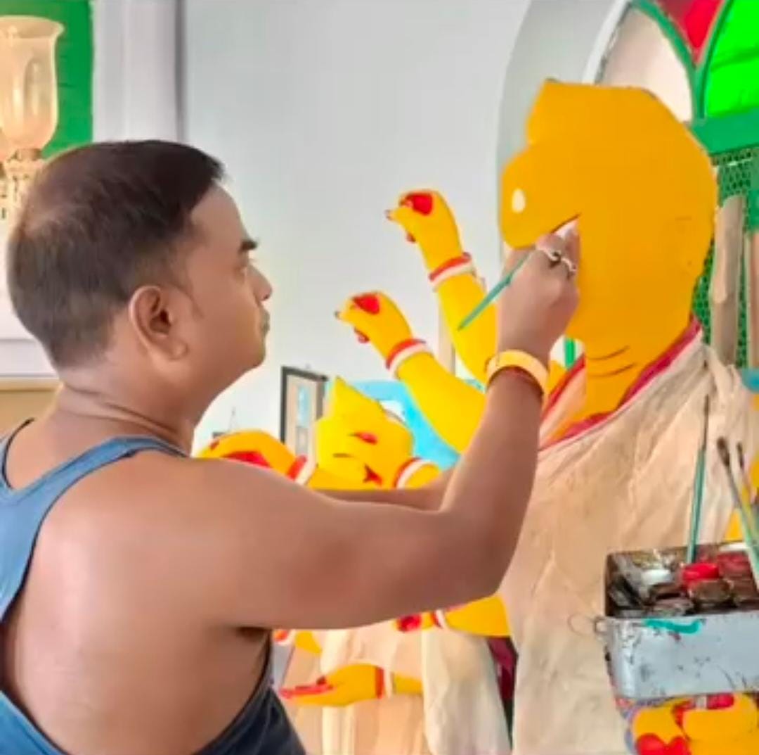 বদন চাঁদ রায় যেমন বাঙালি ছাঁচে দেবী প্রতিমা গড়েছিলেন, আজও সেই একই ছাঁচের মূর্তিতেই দেবীর পুজো করা হয় এই বাড়িতে। 