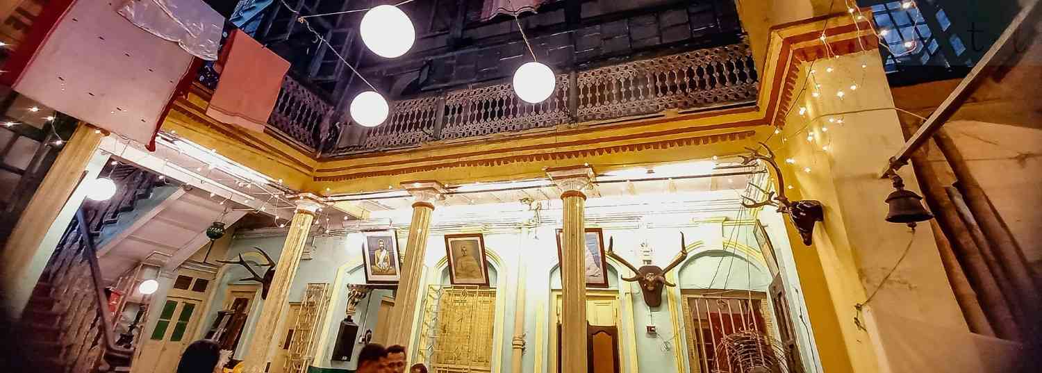 নরসিংহ চন্দ্র দাঁ-এর বাড়ির পুজো 'বন্দুকবাড়ির পুজো' নামেও সমান জনপ্রিয়। কারণ, প্রাচীন প্রথা মেনে আজও এই বাড়িতে প্রতি বছর দুর্গাপুজোর শুভ সূচনা ও সমাপ্তি ঘটে বন্দুকের গুলি ছুড়ে!