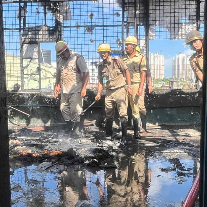 দমকলকর্মীরা আগুন নেবানোর কাজ করছেন। নিজস্ব চিত্র।