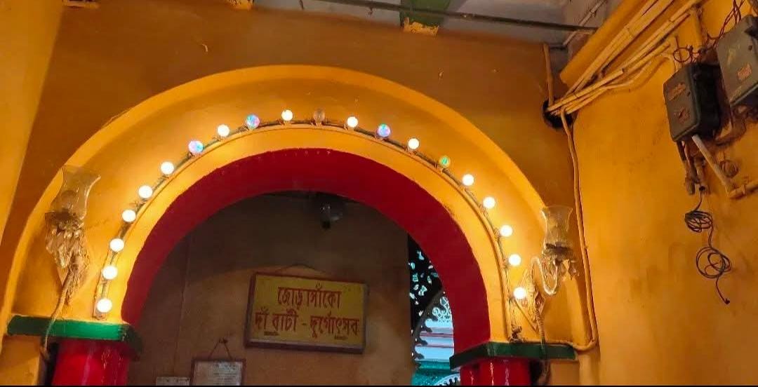 তথ্য বলছে, নরসিংহ চন্দ্র দাঁ-এর বাড়িতে দশভুজার আরাধনা শুরু হয়েছিল ১৮৫৯ সালে। অর্থাৎ - শিবকৃষ্ণ দাঁ-এর বাড়ির পুজো শুরু হওয়ার প্রায় ১৯-২০ বছর পর এই পুজোর সূত্রপাত। 