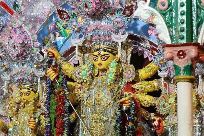 দাঁ পরিবারের পুজোর অন্যতম বৈশিষ্ট্য হল, মাতৃমূর্তিকে স্বর্ণালঙ্কারে সাজিয়ে তোলা। সেই প্রথা আজও এই বাড়ির পুজোয় পালন করা হয়। 