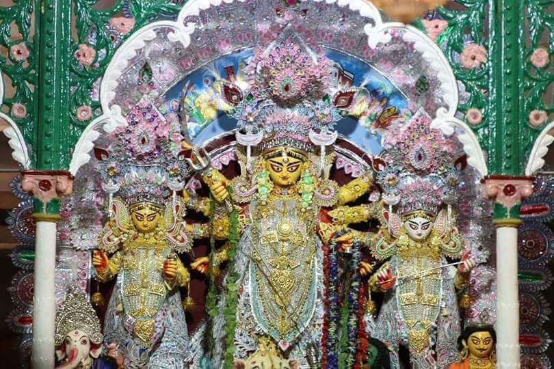 কথিত আছে, প্রতি বছর মর্ত্যে আসার পর কলকাতার দাঁ বাড়িতেই নাকি উমা গয়না পরেন! এই কিংবদন্তী আজও দাঁ পরিবারের সঙ্গে জড়িয়ে রয়েছে। 