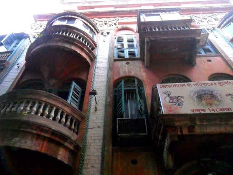 নরসিংহ চন্দ্র দাঁ-এর পরিবারের জোড়াসাঁকোর বাড়িটি এখনও শহরের বুকে স্বমহিমায় দাঁড়িয়ে রয়েছে। এই বাড়ির নকশা যে কাউকে মুগ্ধ করবে!