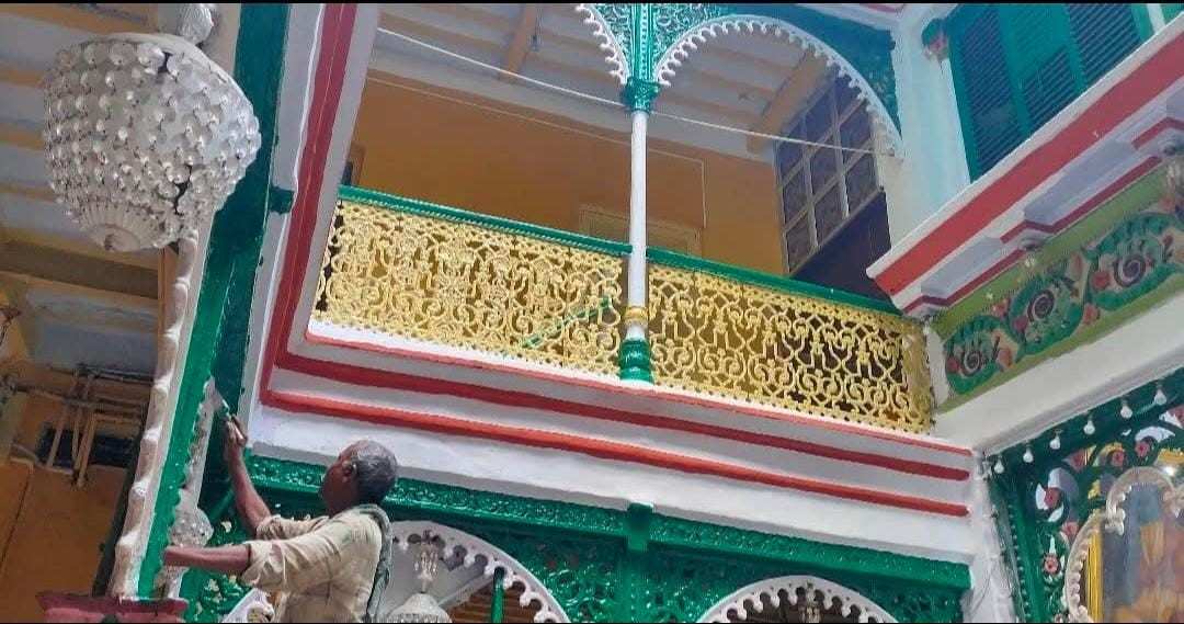 বাড়ির অন্দরমহলে ঢুকলে দেখা যায় সাবেক খিলান ও দেওয়ালে-স্তম্ভে নানা ধরনের কারুকাজ সযত্নে রক্ষিত হয়ে রয়েছে!