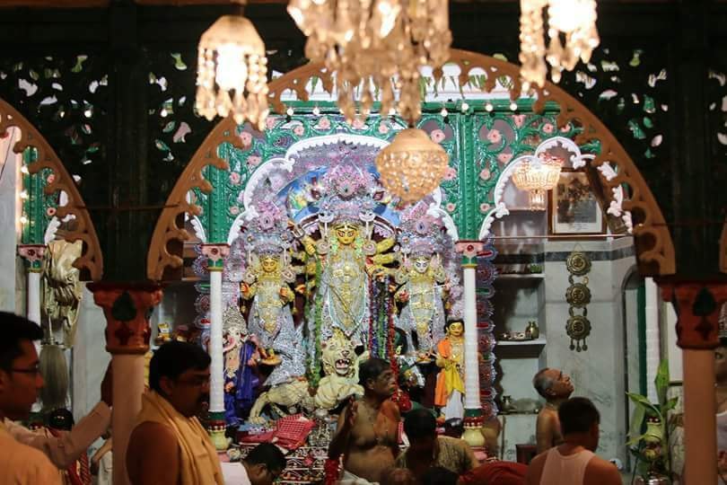 তাই, এ বারের শারদোৎসবে বনেদি বাড়ির পুজো দেখতে হলে নানা ইতিহাসের সাক্ষী এই বাড়ির পুজোও 'মাস্ট ওয়াচ' তালিকায় রাখতেই হবে। বাড়ির ঠিকানা - ২২এ বিবেকানন্দ রোড, রাজা কাটরা সিংহি বাগান, জোড়াসাঁকো, কলকাতা।   (এই প্রতিবেদনটি ‘আনন্দ উৎসব’ ফিচারের একটি অংশ)।