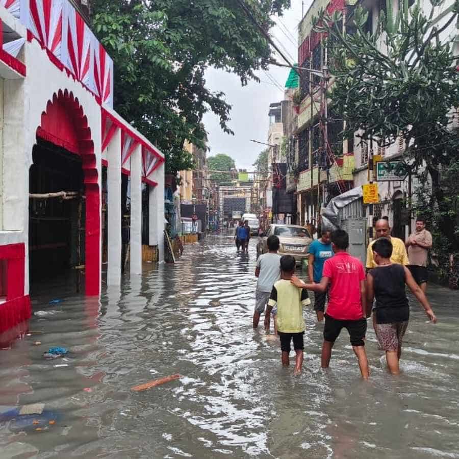 প্রবল বৃষ্টিতে বানভাসি শহর। উত্তর থেকে দক্ষিণ সর্বত্র জল জমে রয়েছে। প্রায় ১৭-১৮ ঘণ্টা কেটে যাওয়ার পরও জমা জল সেই অর্থে এখনও নামেনি। 