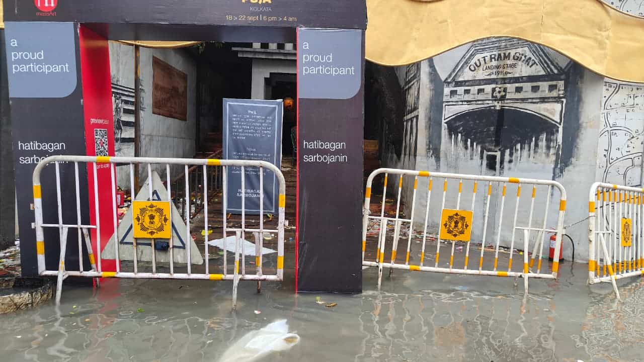 ইতিমধ্যেই একাধিক জনপ্রিয় পুজো মণ্ডপের ছবি প্রকাশ্যে এসেছে যেখানে দেখা যাচ্ছে সামনে বিপুল পরিমাণ জল জমে রয়েছে। 