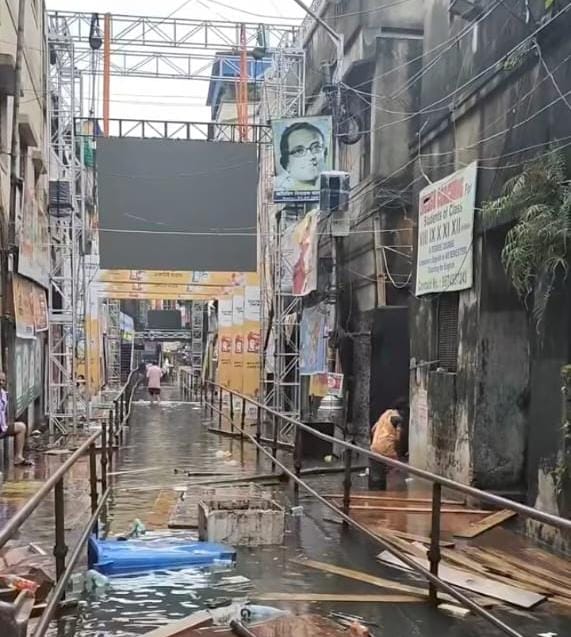 কাঠ, পাটাতন, বাঁশ ভাসছে জলে।