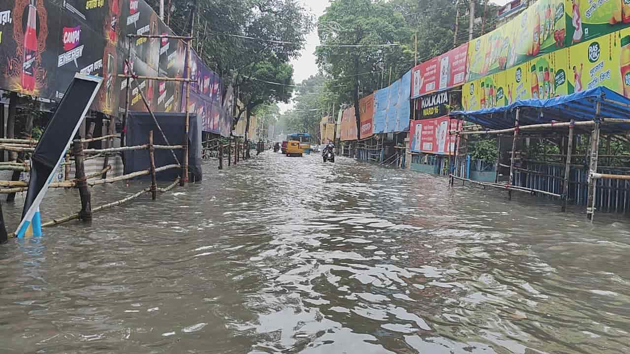 এমন অবস্থায় কী হাল শহরের ৩ খ্যাতনামা পুজোর, খোঁজ নিল আনন্দবাজার ডট কম। 