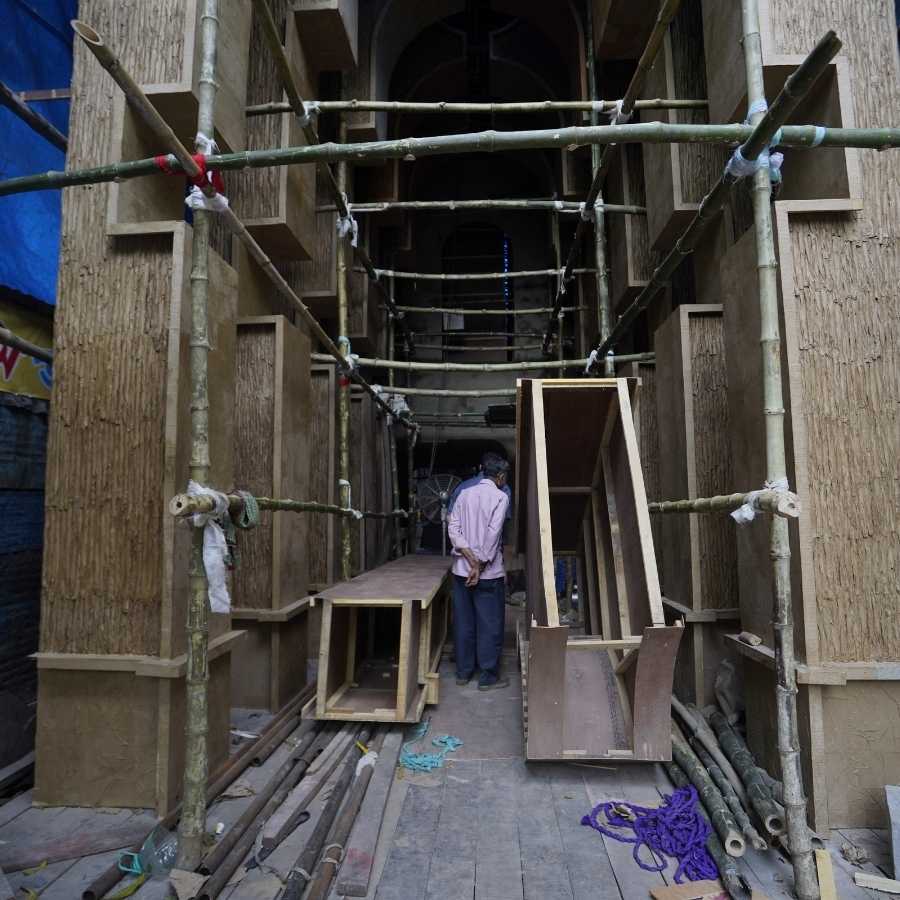 তিনি বলেন, "আমরা জানি পুজোর সময় বৃষ্টিটা হবে বলে উঁচু প্ল্যাটফর্ম করে দেওয়া হয়েছে। অনেক উঁচু করা হয়েছে প্যান্ডেল, তাতে জল ঢুকবে না। কোনও অসুবিধা হয়নি।” 