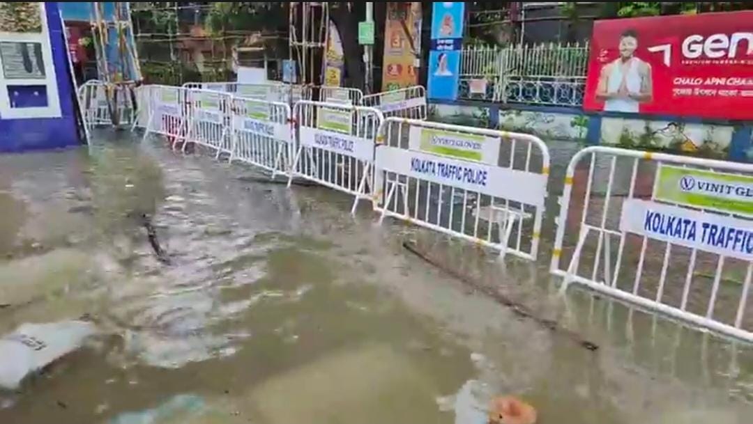 প্রায় একই সুর শোনা গেল ৯৫ পল্লীর পুজো কমিটির এক সদস্যের মুখে। বিজয় দত্ত বলেন, “প্যান্ডেলের সামনে জল জমে আছে। ওই জল নেমে গেলেই হবে।"