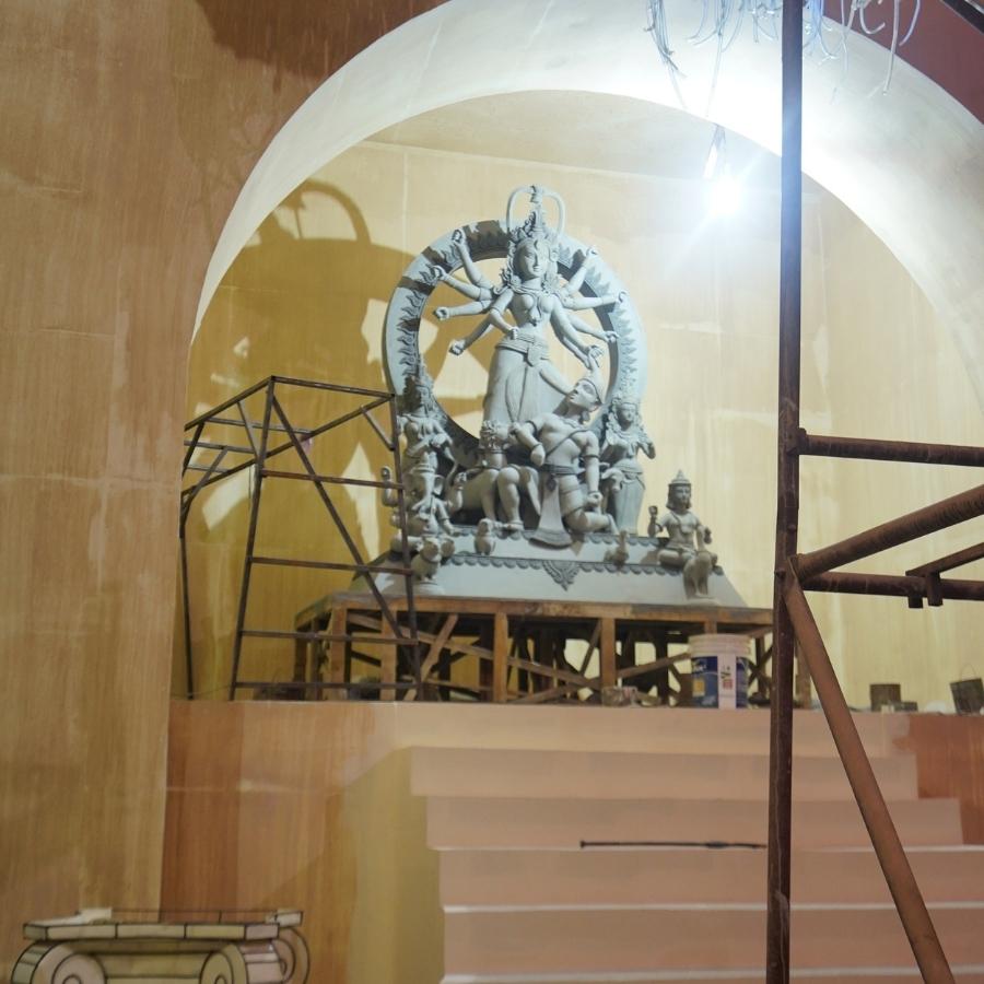 তাঁর কথায়, ''প্যান্ডেলের কোনও ক্ষতি হয়নি। ঠাকুর, মণ্ডপ সব ঠিক আছে। ভাল ভাবে আছে। মণ্ডপের মধ্যে এখন লোক কাজ করছে। এখন ফিনিশিং চলছে।” 