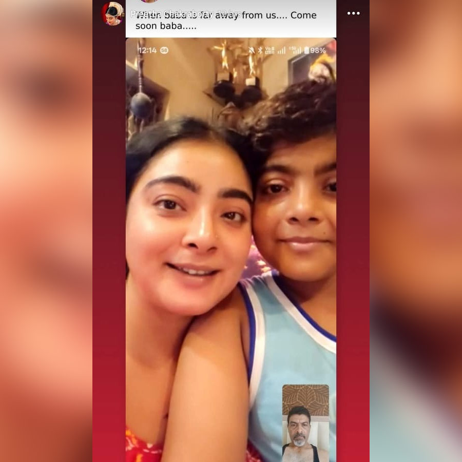 পুত্র এবং স্ত্রীর সঙ্গে ভিডিয়ো কলে ব্যস্ত সুদীপ। 