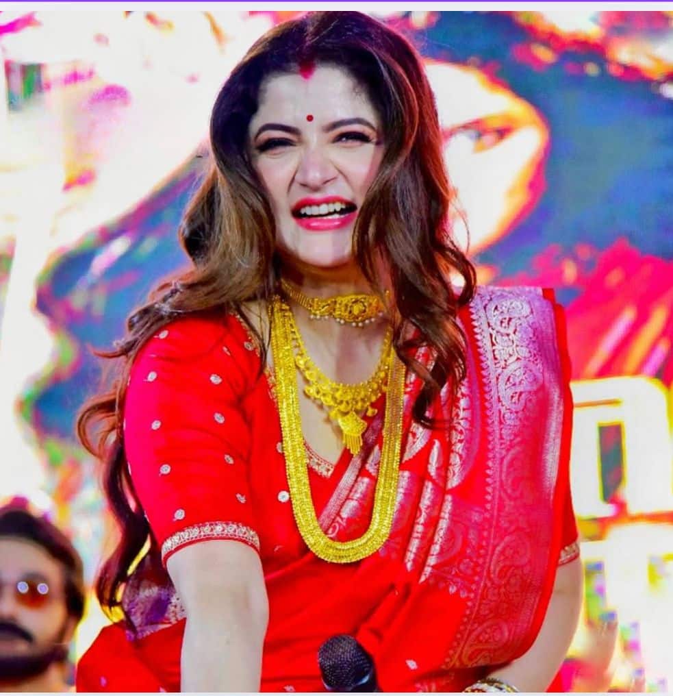 লাল বেনারসির সাজ। সোনালি জরি, ভারী গয়না, কপালে ছোট্ট টিপ—সব মিলিয়ে এক্কেবারে সাবেক বাঙালি বধূটি যেন! সপ্তমী বা অষ্টমীর দিনে এমন সাজে মণ্ডপে গেলে আপনার দিক থেকে চোখ ফেরানো মুশকিল হবে। 