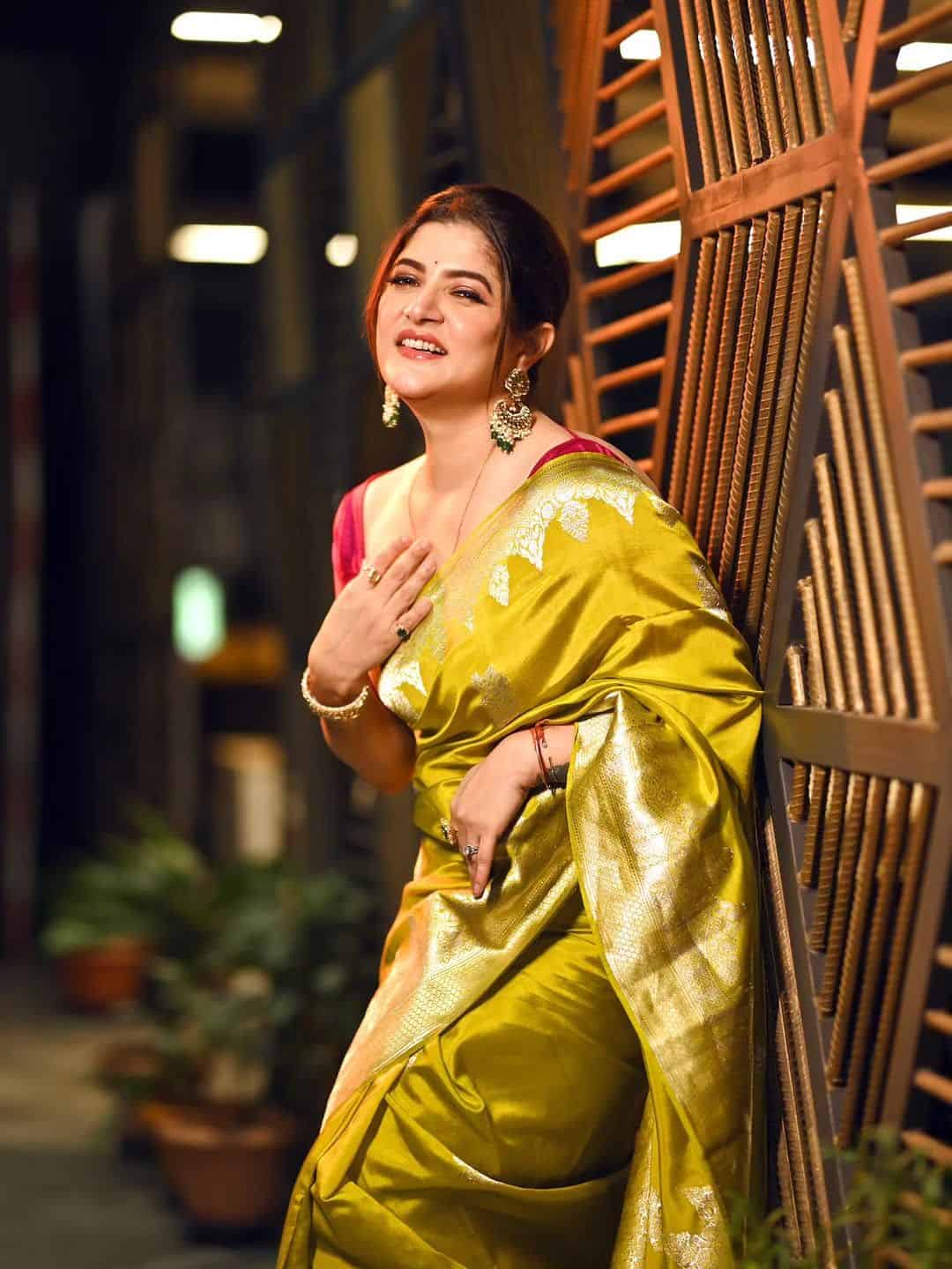 অষ্টমীর রাতে বা নবমীর আড্ডায় একটু অন্য রকম লুকের কথা ভাবছেন? অভিনেত্রীর মতো লাইম গ্রিন শাড়িতে সেজে উঠতেই পারেন। দারুণ দেখাবে। 