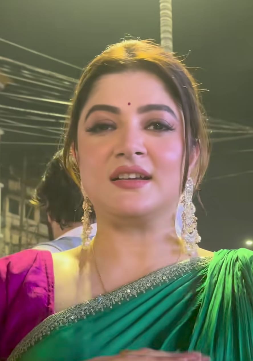 আবার যদি ষষ্ঠীর দিনে হালকা সাজ চান, তা হলে বেছে নিতেই পারেন শ্রাবন্তীর সবুজ শাড়ির লুকটি। পাড়ে রুপোলি কাজ, সঙ্গে কনট্রাস্ট ব্লাউজ আর কানে ভারী ঝুমকো— স্নিগ্ধ এবং মার্জিত সে সাজ। 