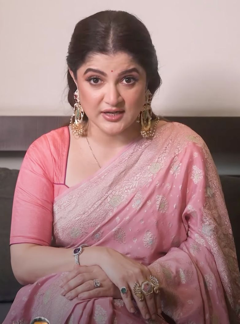 গোলাপি ব্লাউজের সঙ্গে সোনালি কাজের শাড়ি এবং হাসিখুশি উজ্জ্বল মুখ– এই সাজে হয়ে উঠুন আরও ঝলমলে।