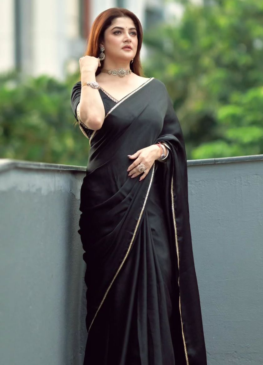 তবে পুজো মানেই তো শুধু সাবেকিয়ানা নয়, আধুনিক সাজও চাই। শ্রাবন্তীর এই কালো শাড়ি তাই তরুণ প্রজন্মের মনের মতো। সোনালি পাড়ের কালো শাড়ি এবং গলার চোকার এই লুকটিকে করে তুলেছে একাধারে স্মার্ট এবং রুচিশীল। 