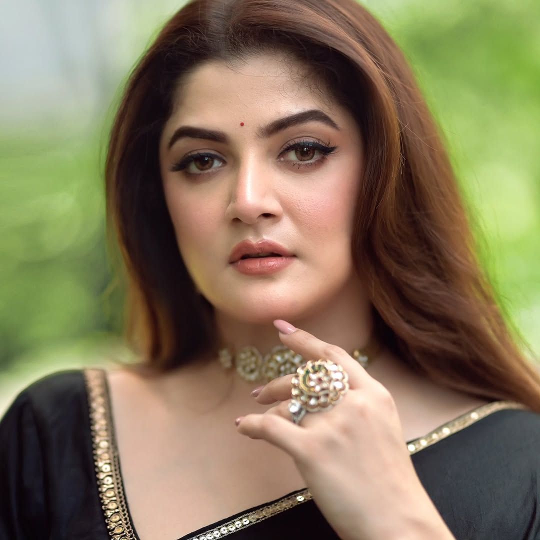 এই সাজে মণ্ডপে বা পুজোর সান্ধ্য পার্টিতে আপনি হয়ে উঠতে পারেন আকর্ষণের কেন্দ্রবিন্দু।