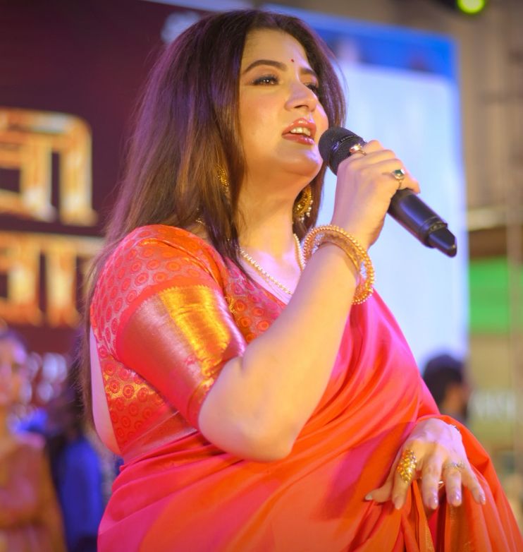 এ বার পুজোয় শ্রাবন্তীর সাজ থেকে অনুপ্রেরণা নিয়ে আপনিও হয়ে উঠতে পারেন ফ্যাশন কুইন। তাই আর দেরি কেন, উৎসবের দিনগুলোর পরিকল্পনা সেরে ফেলুন এখনই! ( ‘আনন্দ উৎসব ২০২৫’-এর সাফল্যের নেপথ্যে রয়েছেন একাধিক সহযোগী। প্রেজ়েন্টিং পার্টনার ‘মারুতি সুজ়ুকি অ্যারেনা’। অন্যান্য সহযোগীরা হলেন ওয়েডিং পার্টনার ‘এবিপি ওয়ানস্টপ ওয়েডিং’, ফ্যাশন পার্টনার ‘কসমো বাজ়ার’, নলেজ পার্টনার ‘টেকনো ইন্ডিয়া ইউনিভার্সিটি’, ব্যাঙ্কিং পার্টনার ‘ইউনিয়ন ব্যাঙ্ক অফ ইন্ডিয়া’, কমফোর্ট পার্টনার ‘কার্লন’।) (এই প্রতিবেদনটি ‘আনন্দ উৎসব’ ফিচারের একটি অংশ)।