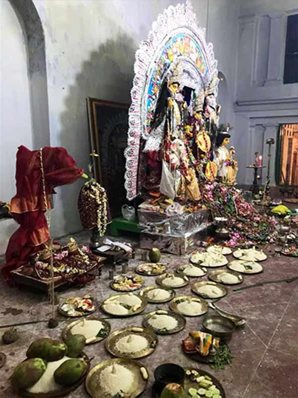 Goddess Durga is worshipped not only with vegetarian food, but fish is one of the major part of festivities