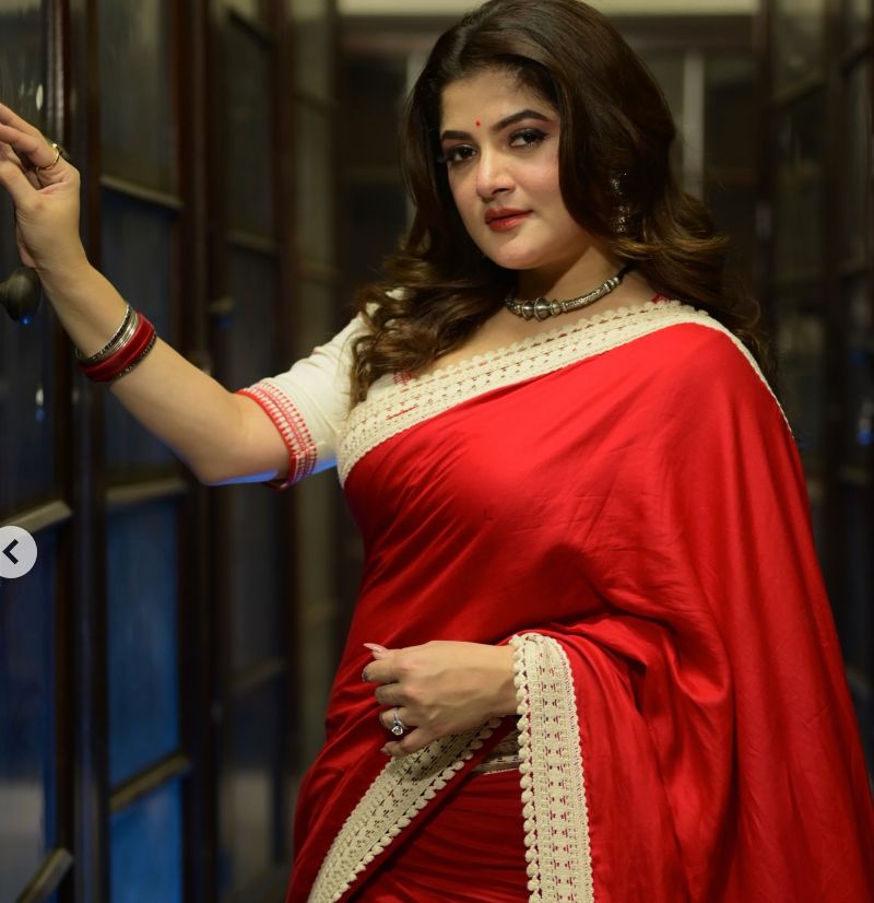 দেবী চৌধুরানীর কালজয়ী চরিত্র নিয়ে শ্রাবন্তী আসছেন বড় পর্দায়। তাই ছবির সেই চরিত্রের মতোই কখনও লালে, কখনও সবুজে, আবার কখনও কালোয় সেজেছেন তিনি। উৎসব-সাজের জন্য এর চেয়ে ভাল প্রেরণা আর কী-ই বা হতে পারে!