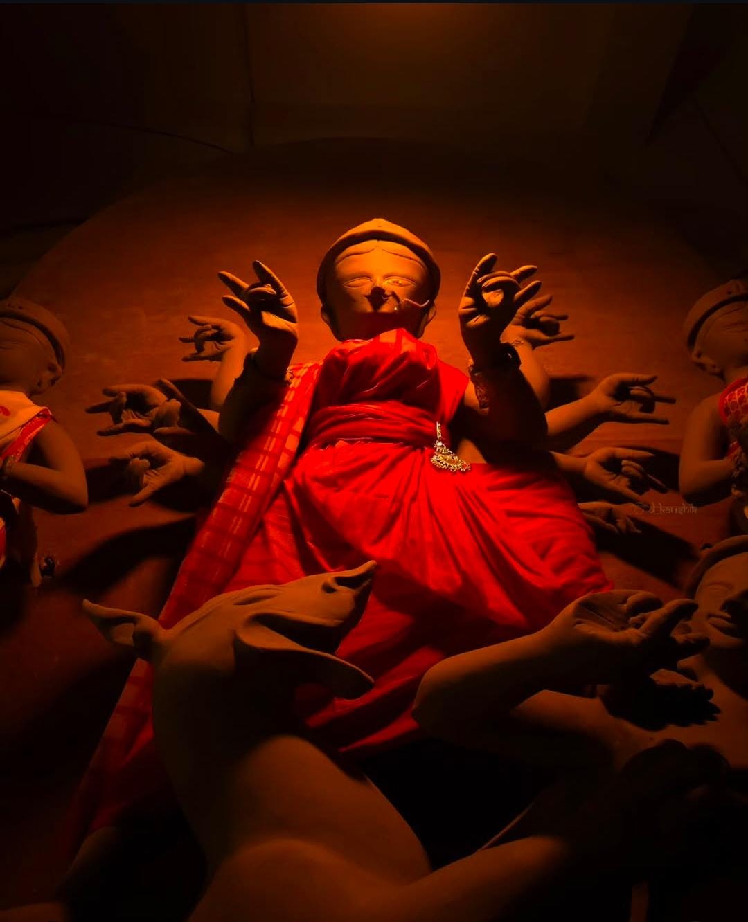 বাড়িতেই এই মাতৃমূর্তি তৈরি হয়। মহালয়ার দিন রীতি মেনে হয় চক্ষুদান। 