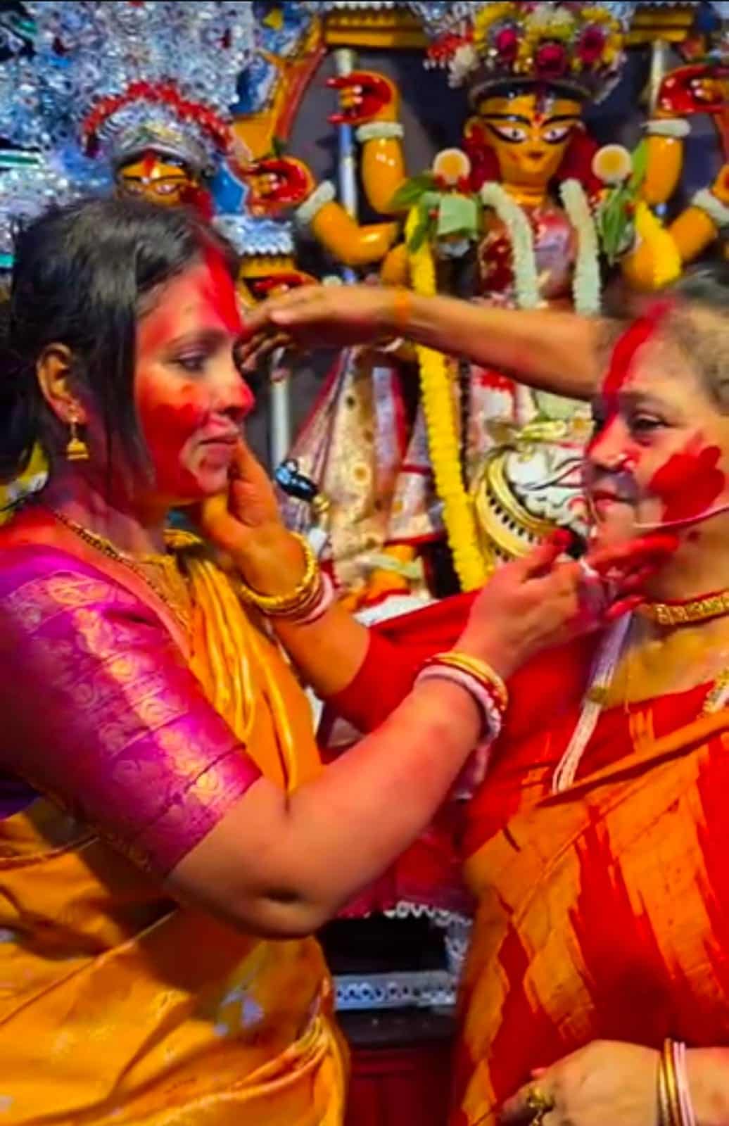 বরণের পর চলে সিঁদুরখেলার পর্ব। 