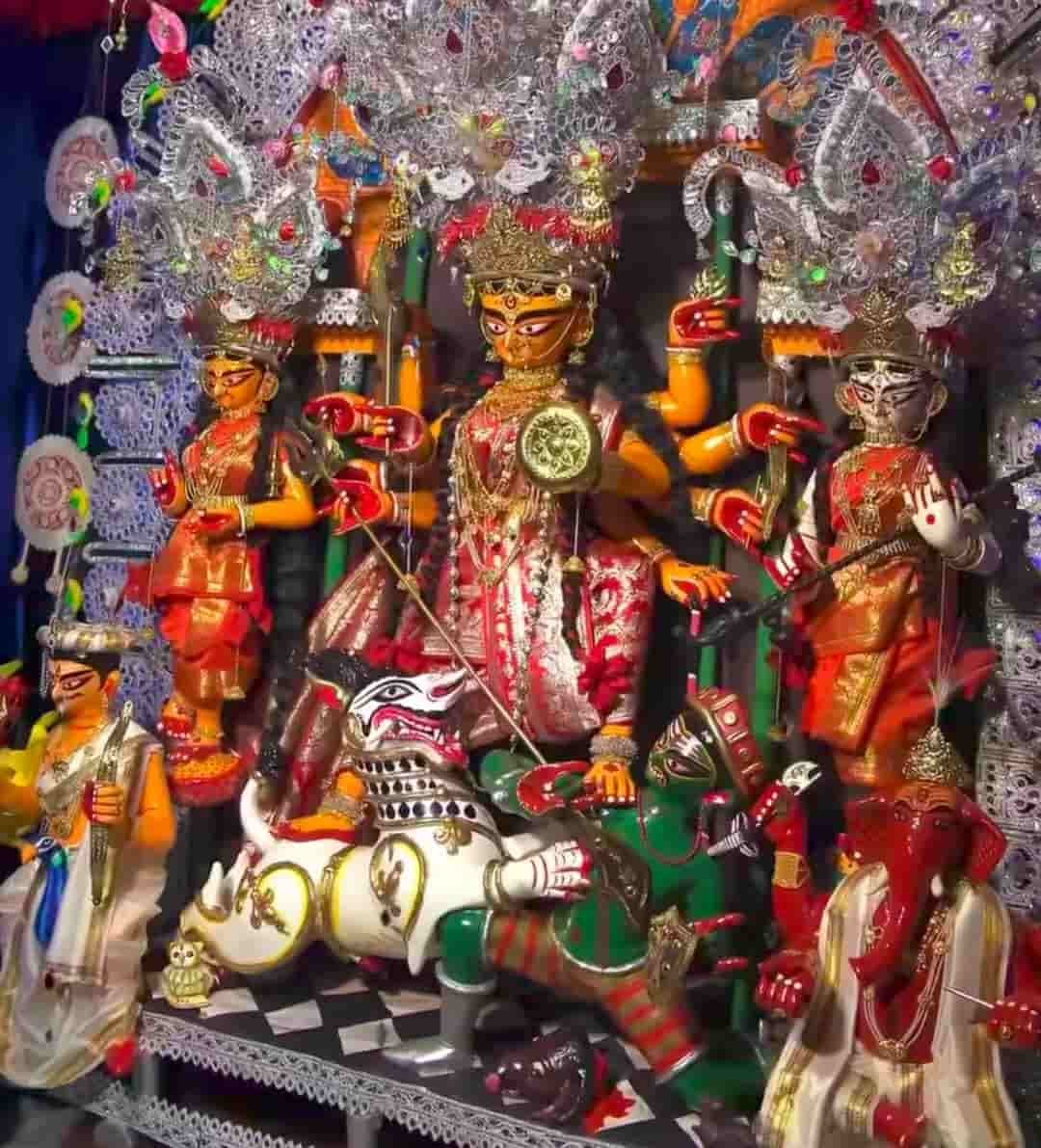 এই বাড়িতে সিংহকে ঘোড়ার মতো দেখতে। অসুরের গায়ের রং হয় সবুজ। গণেশের গায়ের রং লাল। 