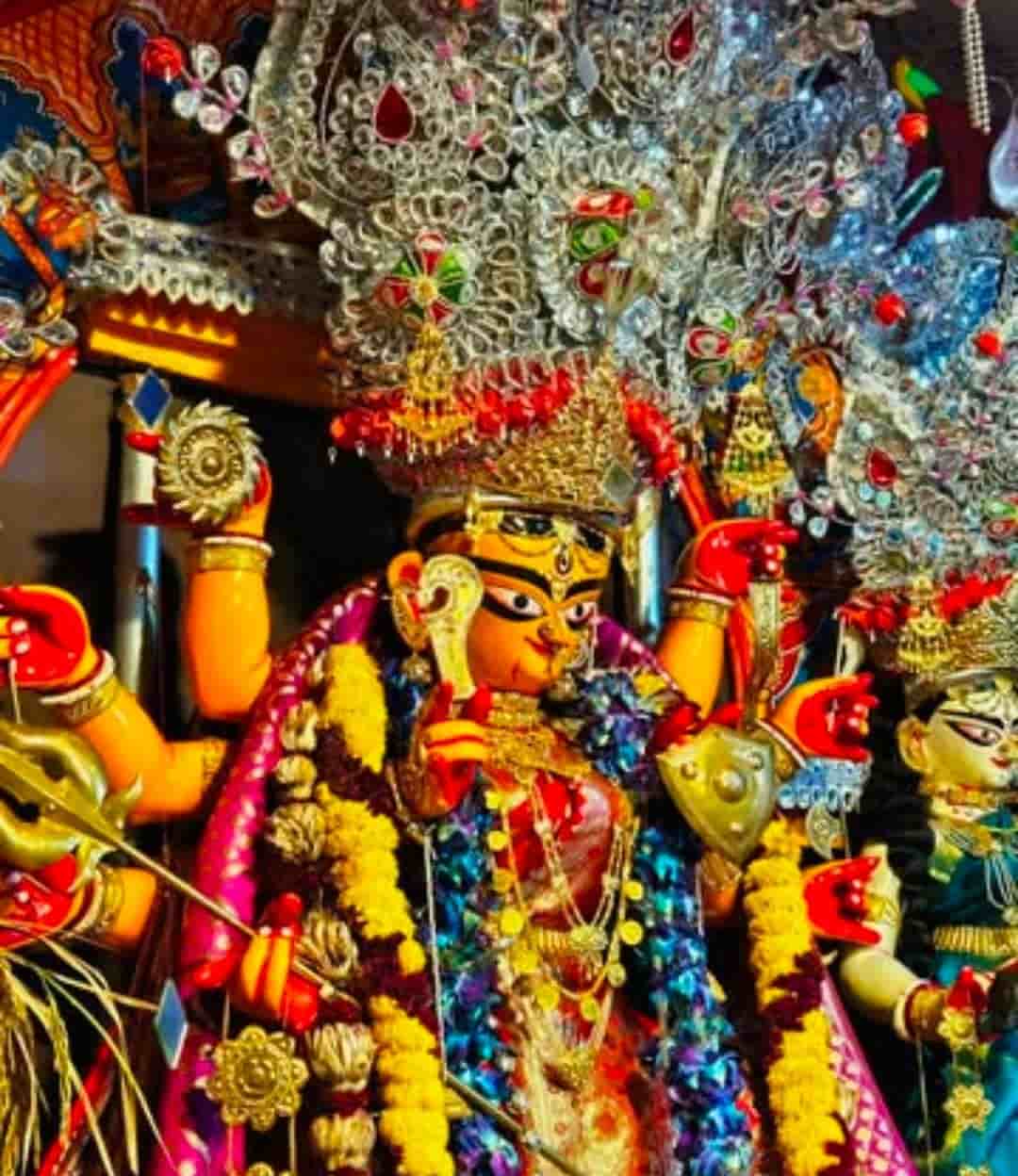 দক্ষিণ কলকাতার দিকে ঠাকুর দেখতে এলে, এক বার এখান থেকে মাতৃমূর্তি দর্শন করে যেতেই পারেন।  (এই প্রতিবেদনটি ‘আনন্দ উৎসব’ ফিচারের একটি অংশ।)