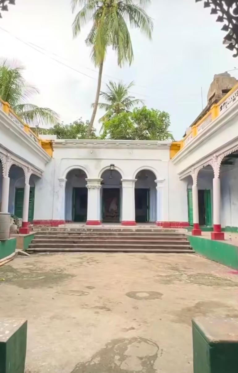 শত বছর পুরনো এই পুজো দেখতে গেলে গ্রামের পুজোর স্বাদ পাওয়া যাবে, তাও কলকাতা থেকে মাত্র ২০-২২ কিলোমিটার গেলেই! 