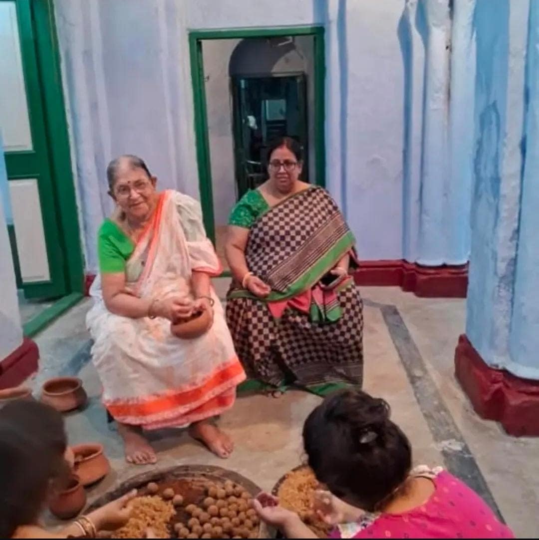 এই বাড়ির পুজোয় হয়তো সেই অর্থে জাঁকজমক নেই, প্রচার নেই। তবে আছে আন্তরিকতা। 