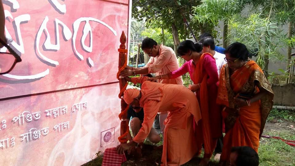 এর ফলে মূল পুজো শুরু হওয়ার শতাধিক বছর পর তা বন্ধ হওয়ার জোগাড় হয়! সেই সময় পুজোর দায়িত্বে কাঁধে তুলে নেন এলাকারই কয়েকজন বিশিষ্ট ব্যক্তি।