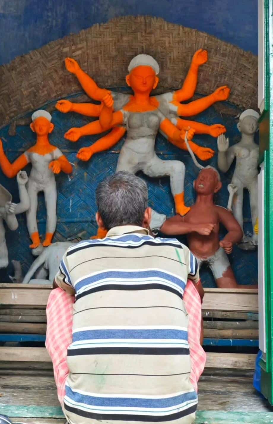 আশুতোষ হালদার শুরু করেন এই পুজো। দেবীর স্বপ্নাদেশ পেয়ে শুরু করেন এই পুজো।