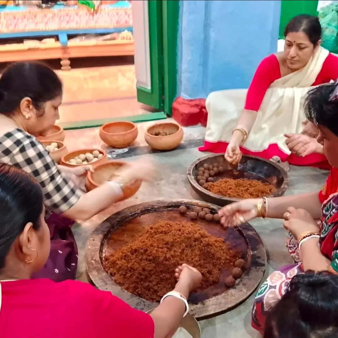 পঞ্চমীর দিন হালদার বাড়িতে নাড়ু পাকানোর মাধ্যমে শুরু হয় দুর্গাপুজো। ষষ্ঠীর দিন অন্যান্য সমস্ত জায়গার মতো এখানেও বোধন হয়। 