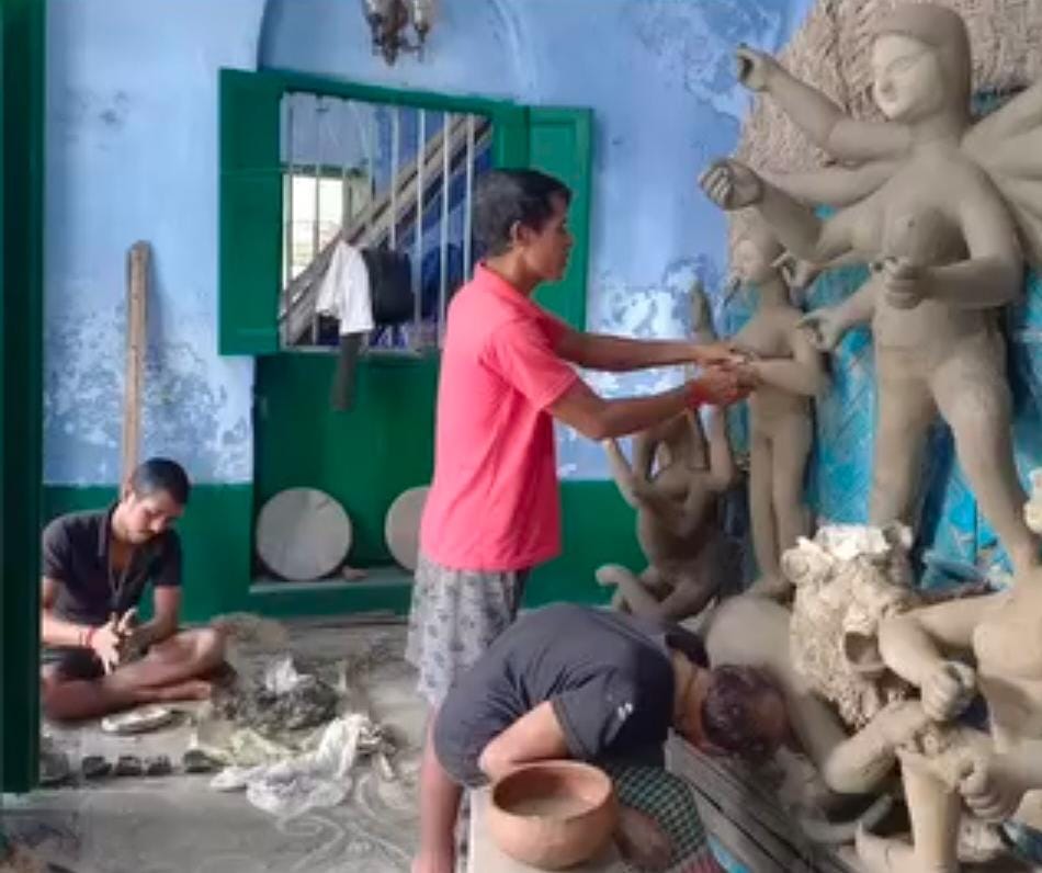 প্রথম যখন স্বপ্নাদেশ পেয়ে পুজো শুরু হয়, তখন কুমোরটুলি থেকে প্রতিমা এনে পুজো করা হয়। 