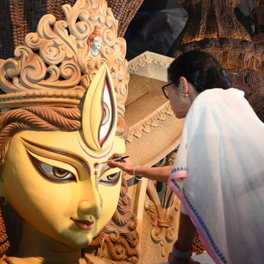 Mamata Banerjee sets a record for participation in Durga Puja, other political parties are far behind her