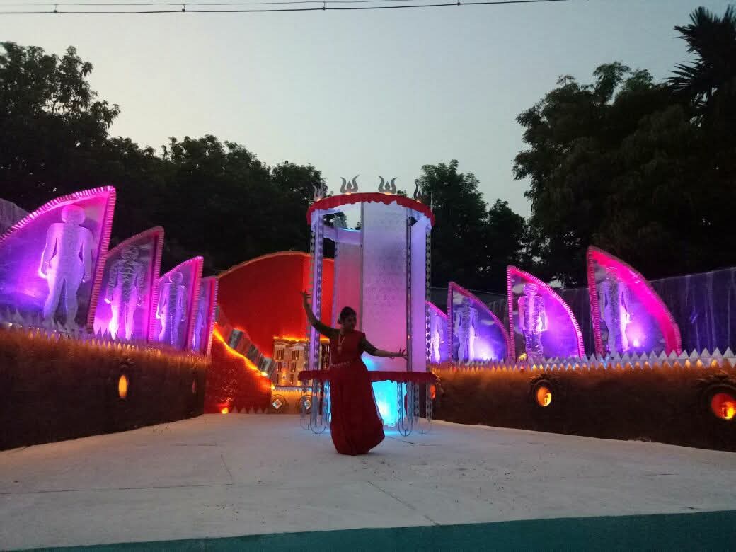 উদ্যোক্তাদের মতে, এই পুজোর ইতিহাসই আর পাঁচটা বারোয়ারি দুর্গোৎসব থেকে একে আলাদা করে দিয়েছে। যার সাক্ষী থাকতে সকলকে আমন্ত্রণ জানাচ্ছেন তাঁরা।  (এই প্রতিবেদনটি ‘আনন্দ উৎসব’ ফিচারের একটি অংশ।)