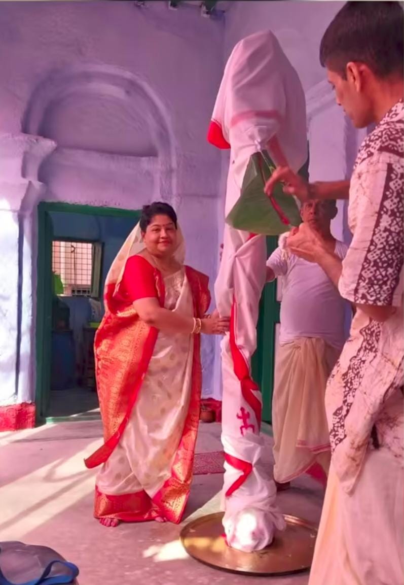 সপ্তমীর সকালে হালদার বাড়িতে কলাবউ স্নান হয়। বিকেলে পতাকা তৈরি হয় এবং দশদিকপালের ঘট বসানো হয়। 