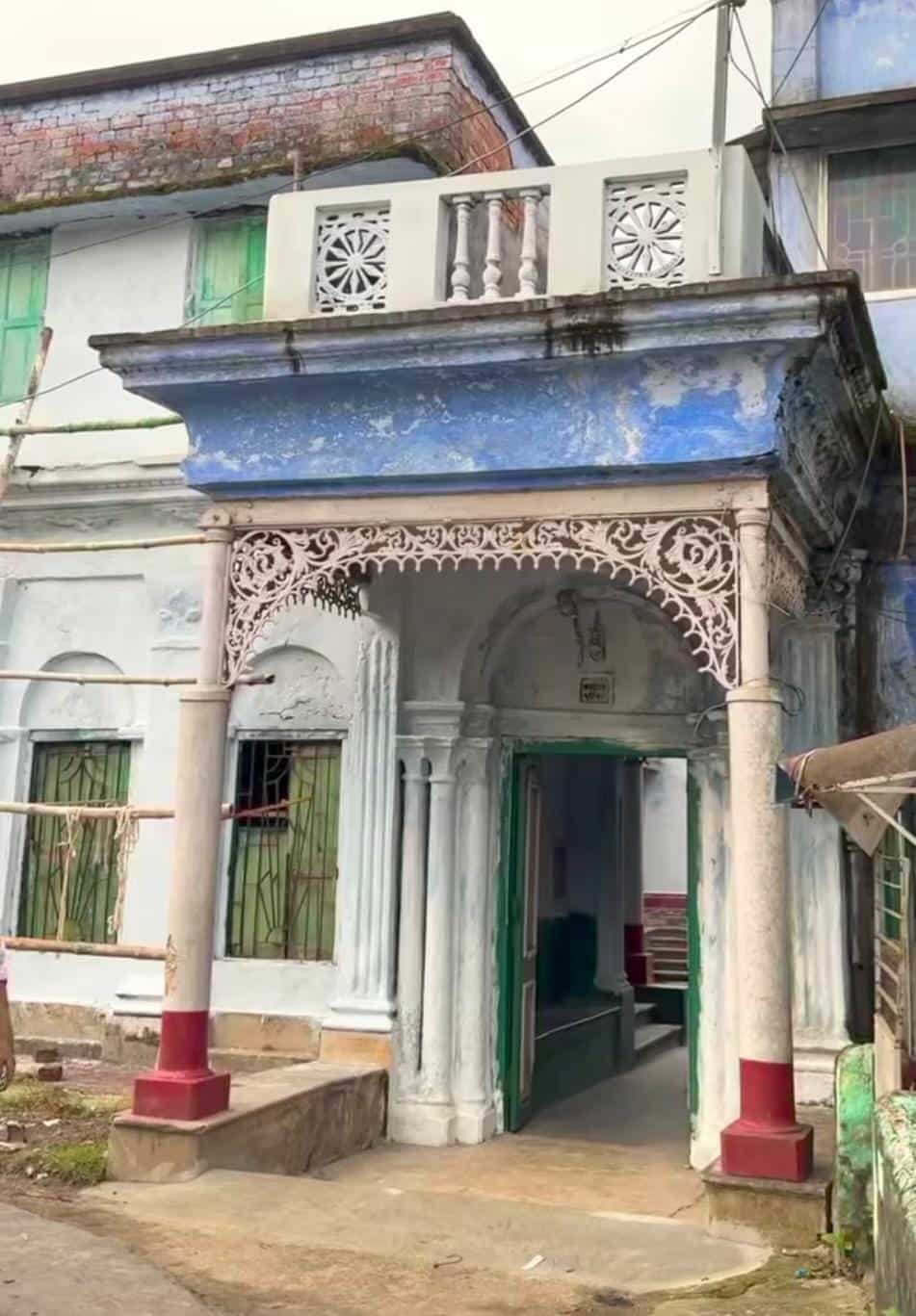 বৈষ্ণব মতে এই বাড়িতে পুজো করা হয়। 