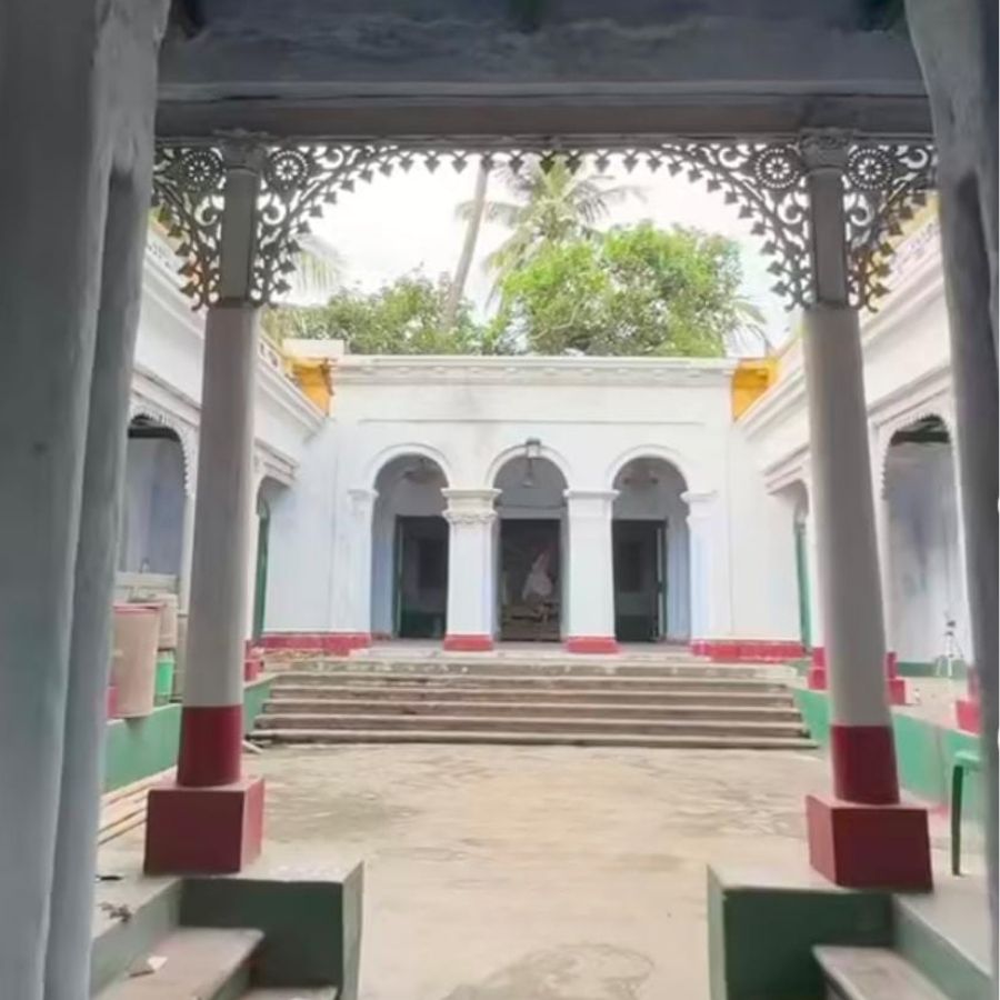 এ দিন দেবীর জন্য ভোগে থাকে পান্তা, কচুশাক এবং চাটনি। পুজোর এক দিন দক্ষিণ ২৪ পরগনার এই বাড়ির পুজো দেখতে আসতেই পারেন। (এই প্রতিবেদনটি ‘আনন্দ উৎসব’ ফিচারের একটি অংশ)। 