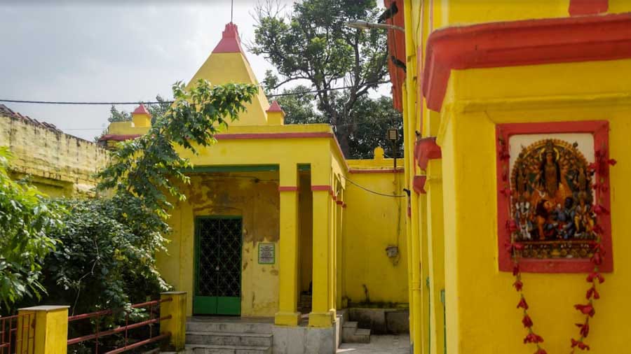 ৩। এই মন্দিরের নাম আদি চিত্তেশ্বরী দুর্গা মন্দির। মন্দিরের সঙ্গে জড়িয়ে আছে এক রুদ্ধশ্বাস কাহিনি।