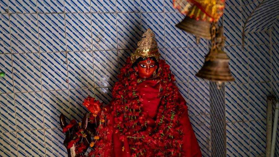 ৫। তবে চিত্তের আরাধ্য দেবী ছিলেন কালী। এই ডাকাতের জীবনে হঠাৎ এক নতুন ঘটনা ঘটে। 